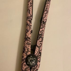 Evalectric hair straightener